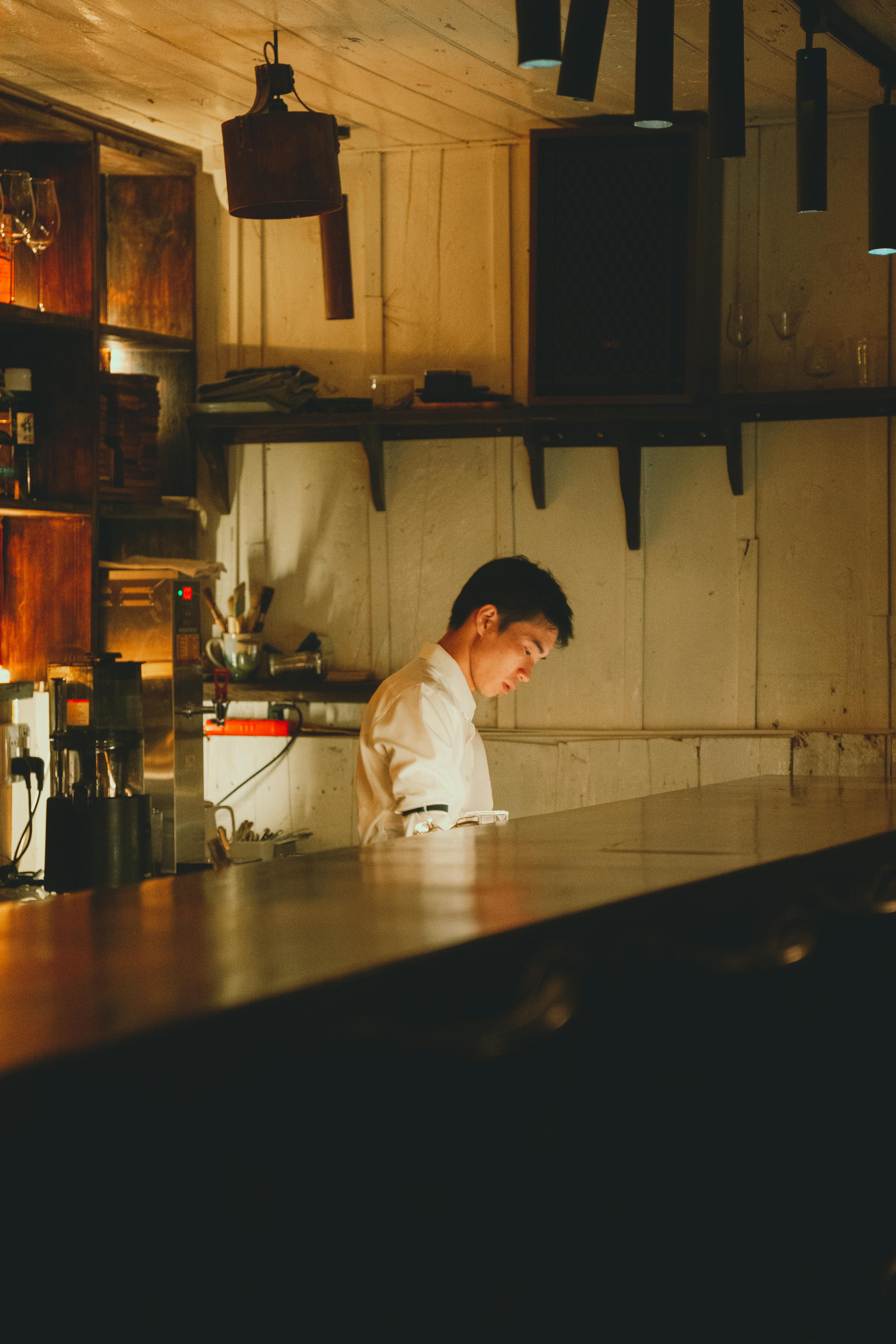 夜のROKU店内、温かみのある灯り